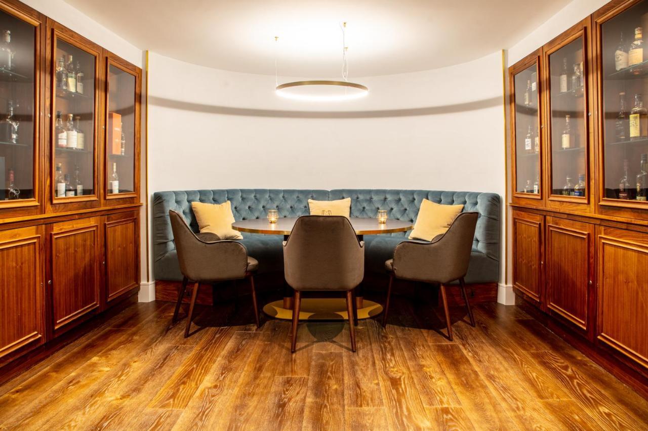 Отель The Roseate Ридинг Экстерьер фото The bar at the 2018 refurbishment