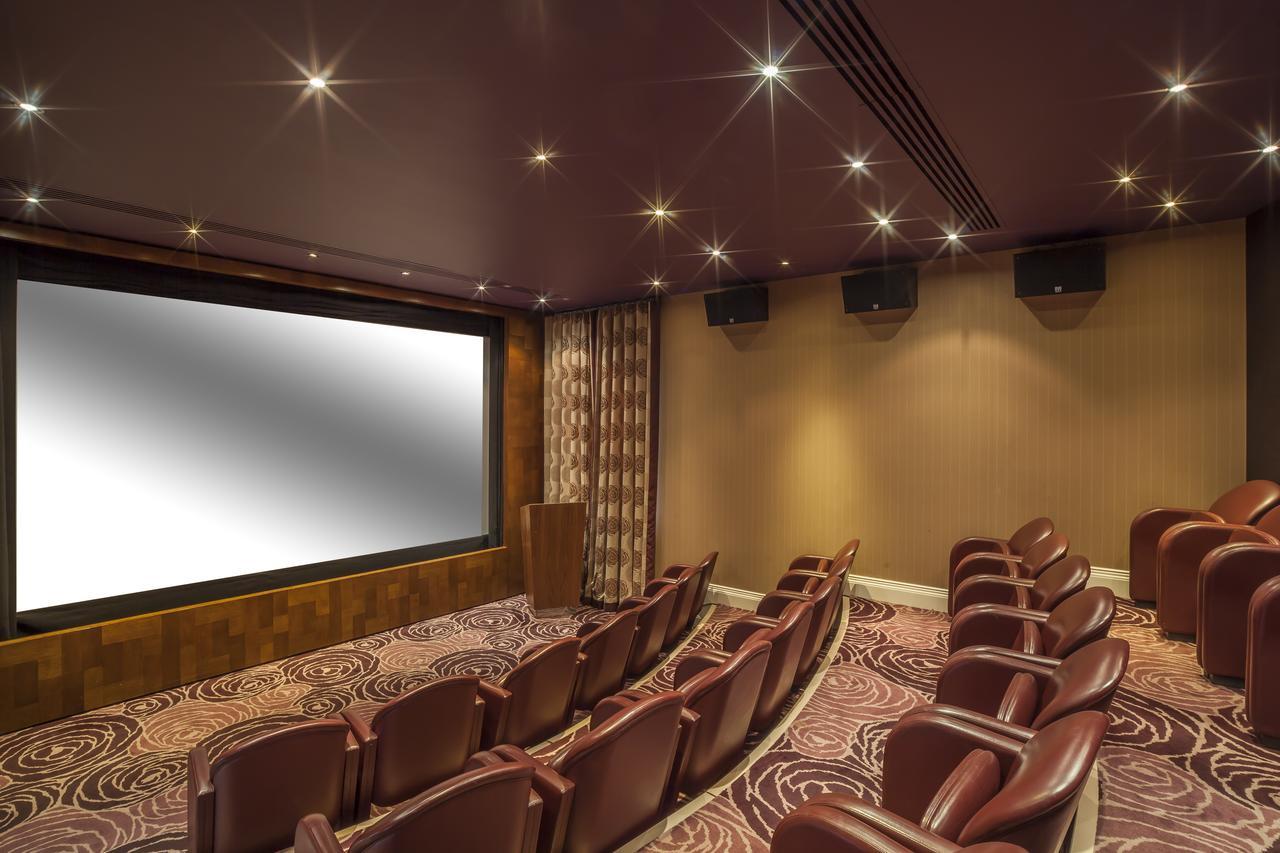 Отель The Roseate Ридинг Экстерьер фото The cinema at The Dorchester
