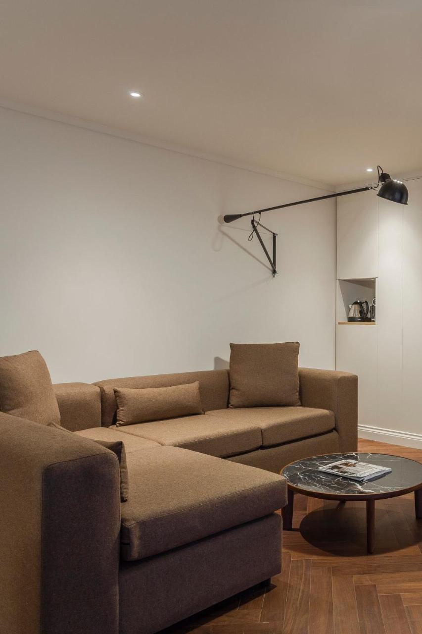 Отель The Roseate Ридинг Экстерьер фото A wall mounted light