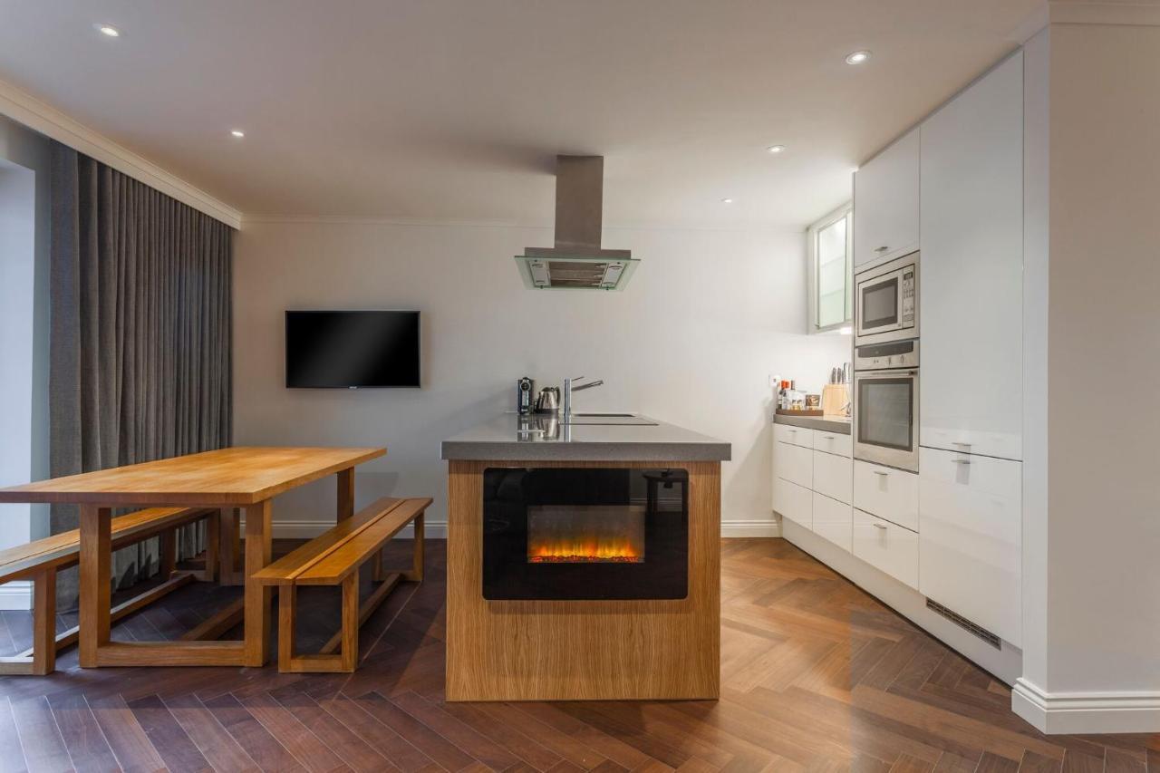 Отель The Roseate Ридинг Экстерьер фото A modern kitchen with a fireplace