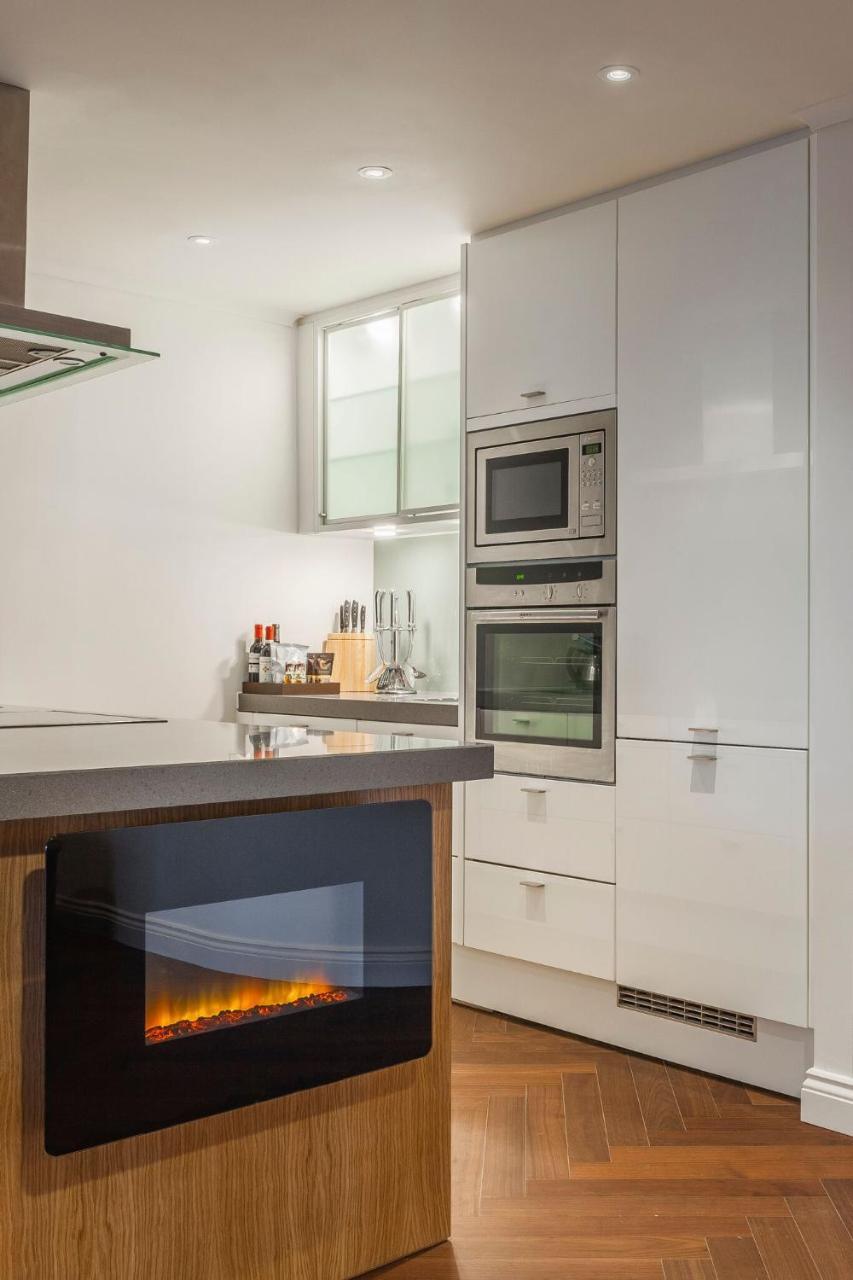 Отель The Roseate Ридинг Экстерьер фото A modern kitchen