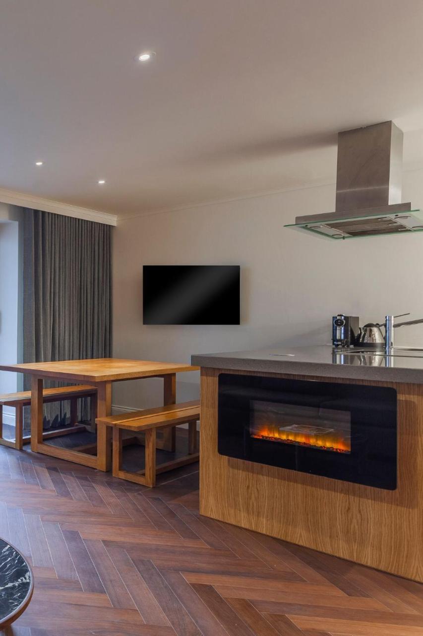 Отель The Roseate Ридинг Экстерьер фото A fireplace in a kitchen