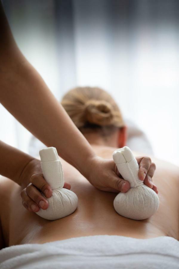 Отель The Roseate Ридинг Экстерьер фото Thai herbal compress massage