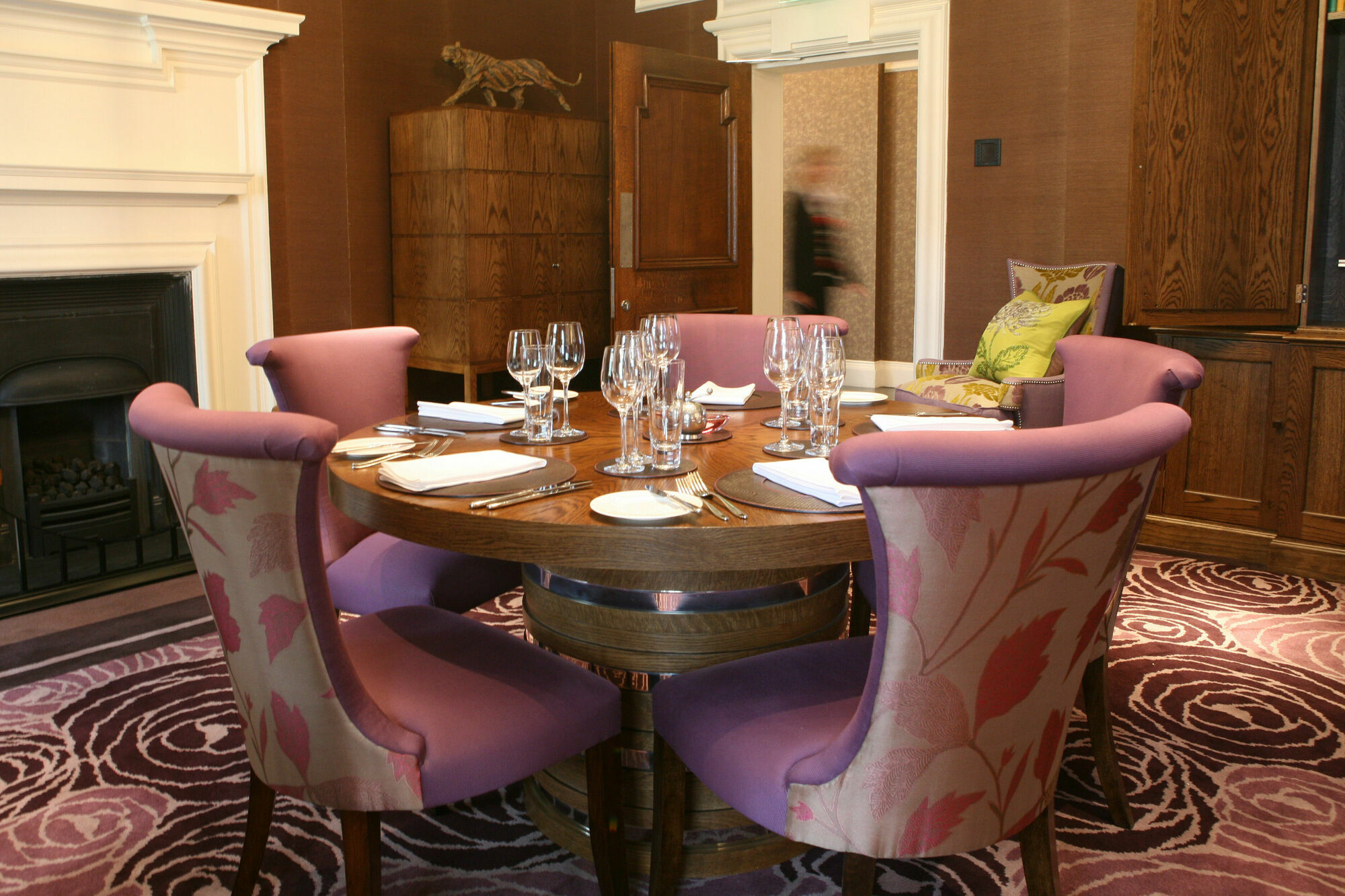 Отель The Roseate Ридинг Экстерьер фото The dining room at the hotel