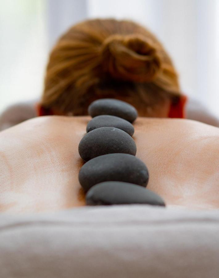 Отель The Roseate Ридинг Экстерьер фото Hot stone massage